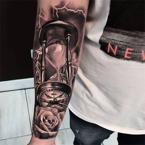 Tatouage de sablier sur l'avant-bras