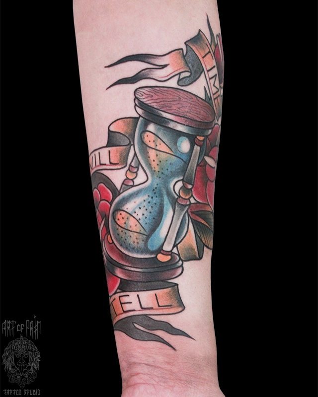 Tatouage de sablier sur le bras par Art of Pain