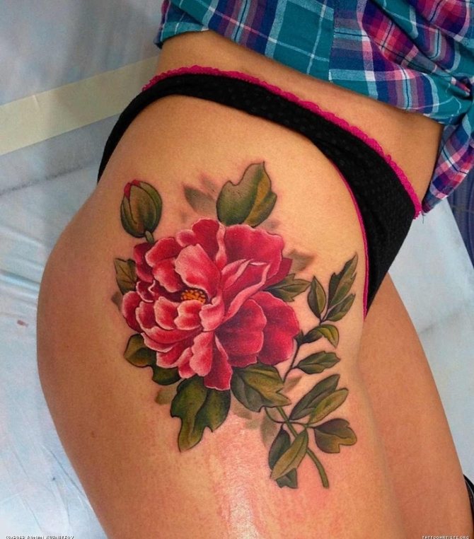 Espion tatoué sur la cuisse d'une femme