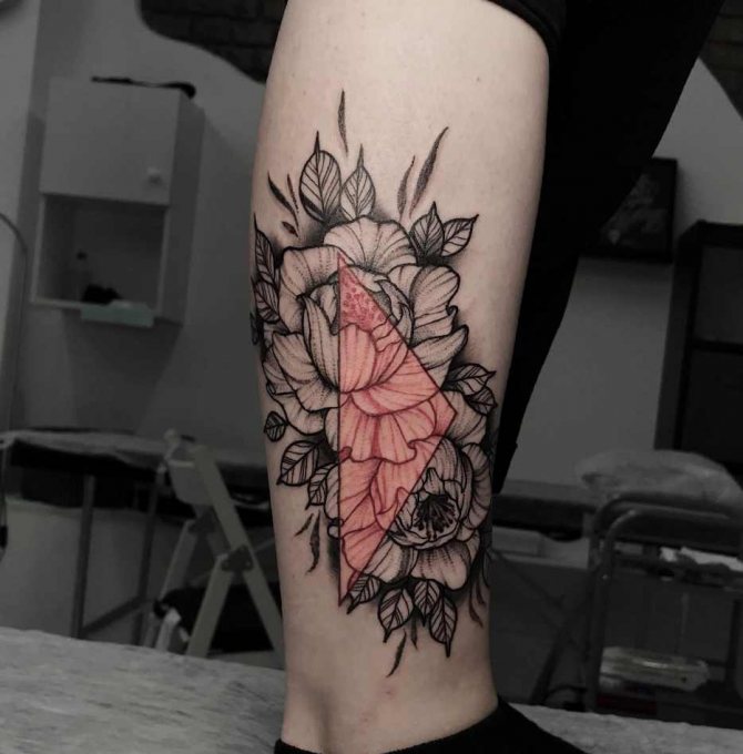 Tatouage de pivoines sur les jambes