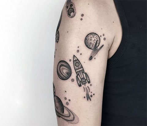 Tatouage de la planète sur la main