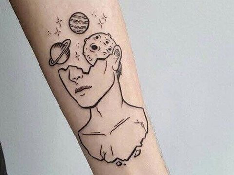 Tatouage de planètes sur le bras
