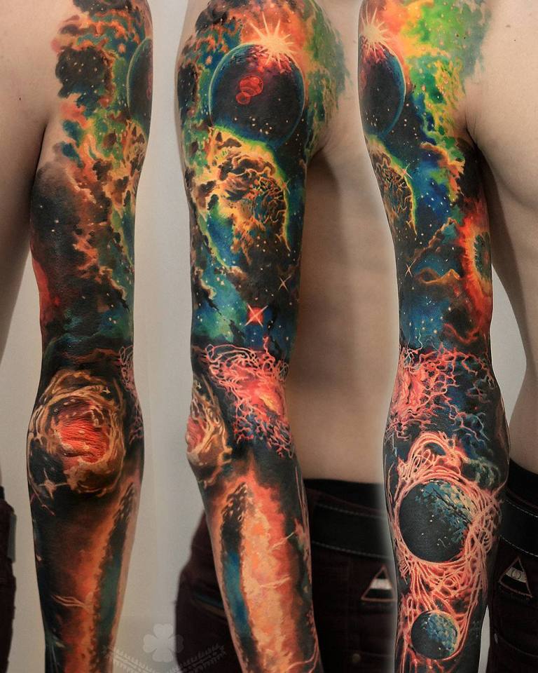 tatouage d'une planète sur le bras