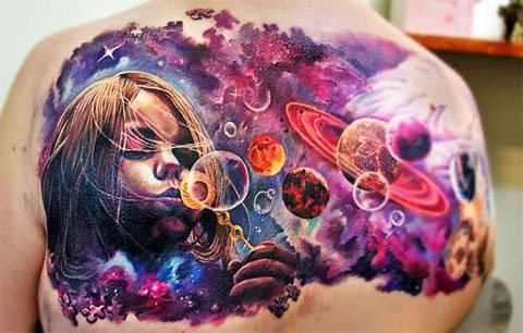 Tatouage d'une planète dans le dos