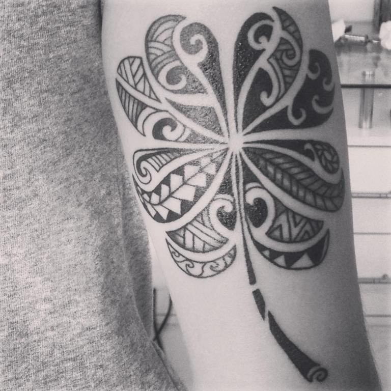 Tatouage d'un trèfle coccinelle