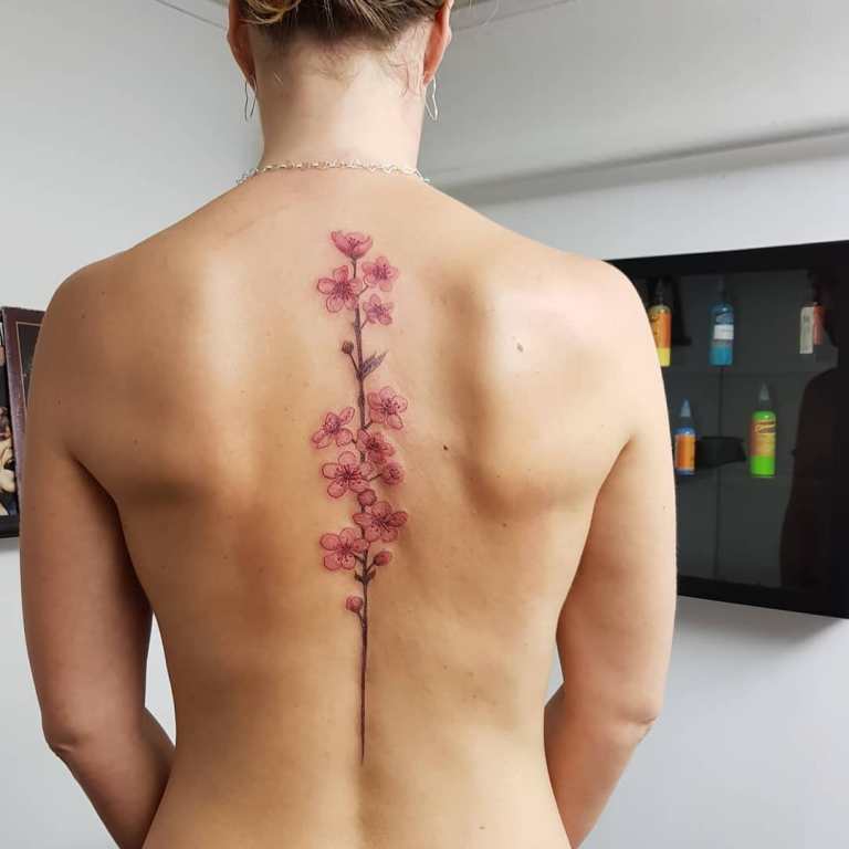 Tatouages de la colonne vertébrale pour les filles