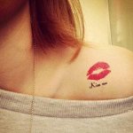 Photo d'un baiser de tatouage