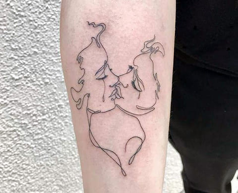 Tatouage d'un baiser sur l'avant-bras