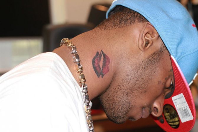 Tatouage de baiser sur le cou pour les filles, les hommes. Signification, images