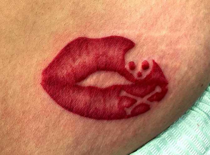 Tatouage de baiser sur le cou pour les filles, les hommes. Signification, photo