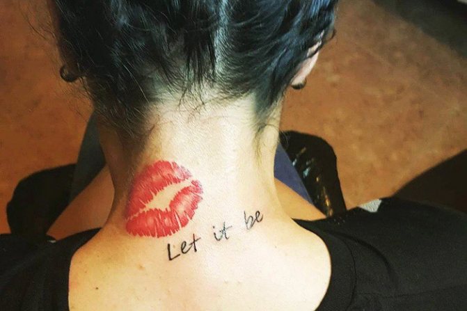 Tatouage de baiser sur le cou pour les filles, les hommes. Signification, photo