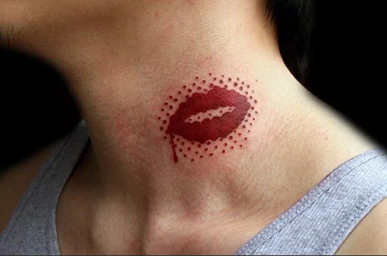 Tatouage de baiser sur le cou pour les filles, les hommes. Signification, photo