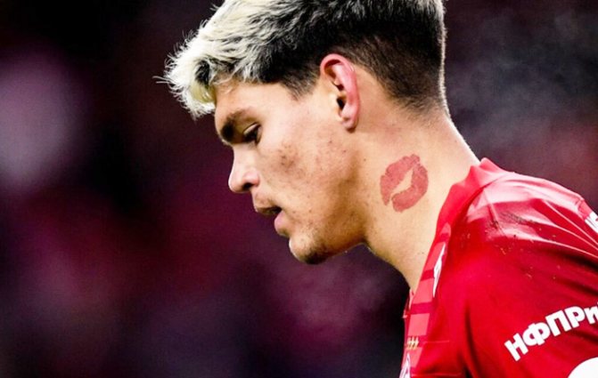 Tatouage de baiser sur le cou pour les filles, les hommes. Signification, photo