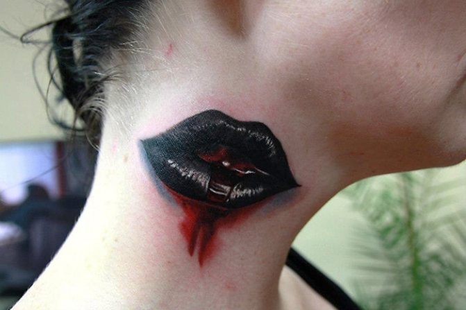 Tatouage de baiser sur le cou pour les filles, les hommes. Signification, photo