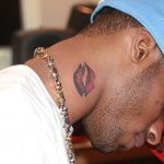 Tatouage de baiser sur le cou pour les filles, les hommes. Signification, image