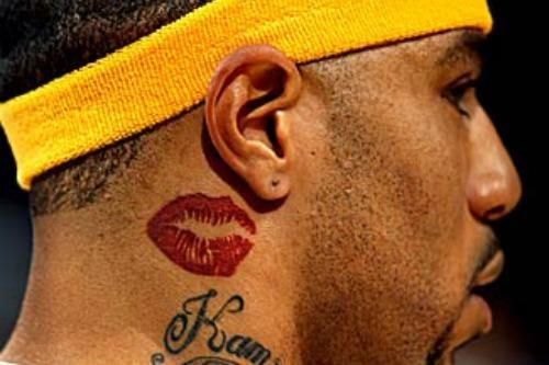 Tatouage de baiser sur le cou pour les filles, les hommes. Signification, photo
