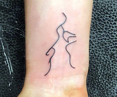 Tatouage de baiser au poignet - photo