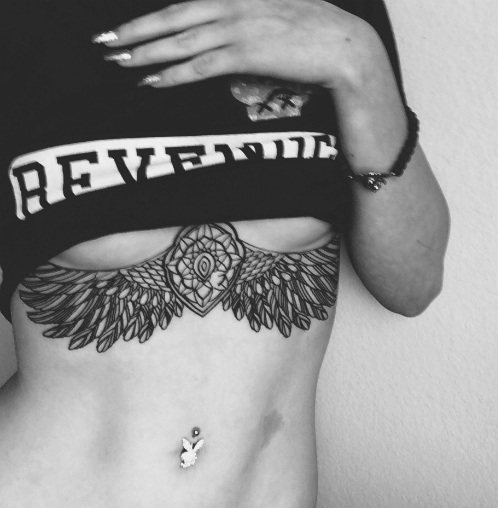 Tatouage sur la poitrine pour les filles. Images, motifs et significations : l'inscription avec traduction, petit, beau, fleur de rose, cœur, gothique.