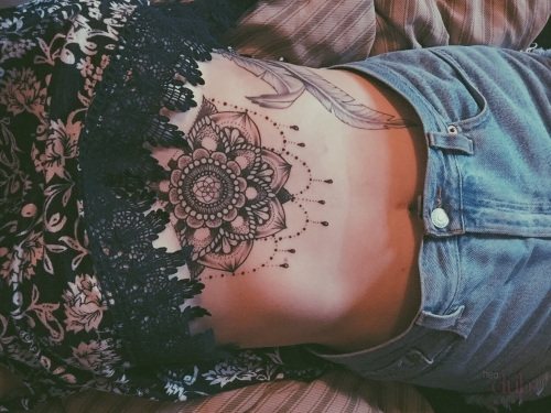 Tatouage sur la poitrine pour les filles. Images, motifs et significations : l'inscription avec traduction, petit, beau, fleur de rose, cœur, gothique.