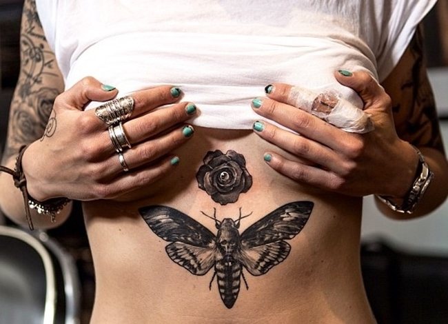 Tatouage sur la poitrine pour les filles. Images, motifs et significations : inscriptions traduites, petit, beau, fleur de rose, cœur, gothique.