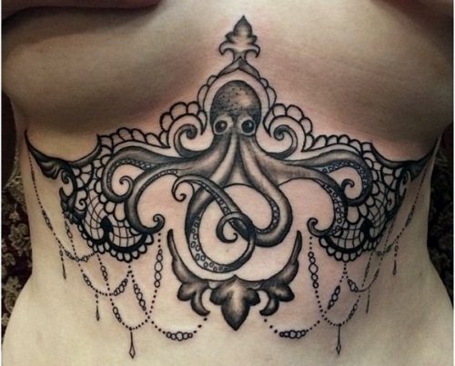 Tatouage sur la poitrine pour les filles. Images, motifs et significations : l'inscription avec traduction, petit, beau, fleur de rose, cœur, gothique.
