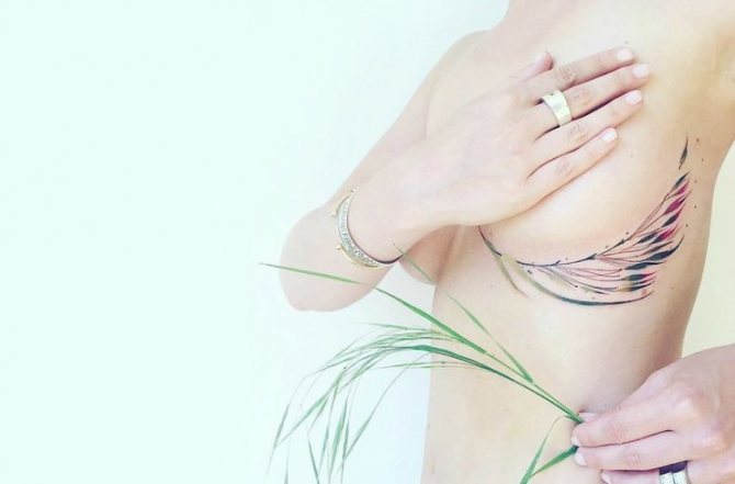 Tatouage sur la poitrine des filles