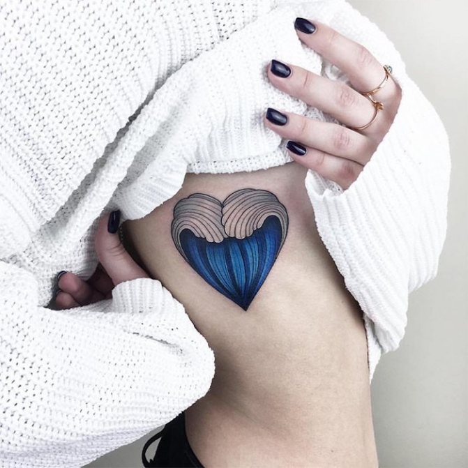 Tatouage d'un cœur sous les côtes