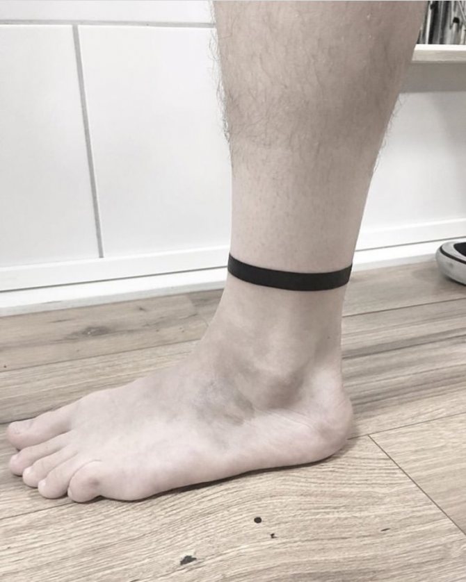 tatouer des rayures sur sa jambe