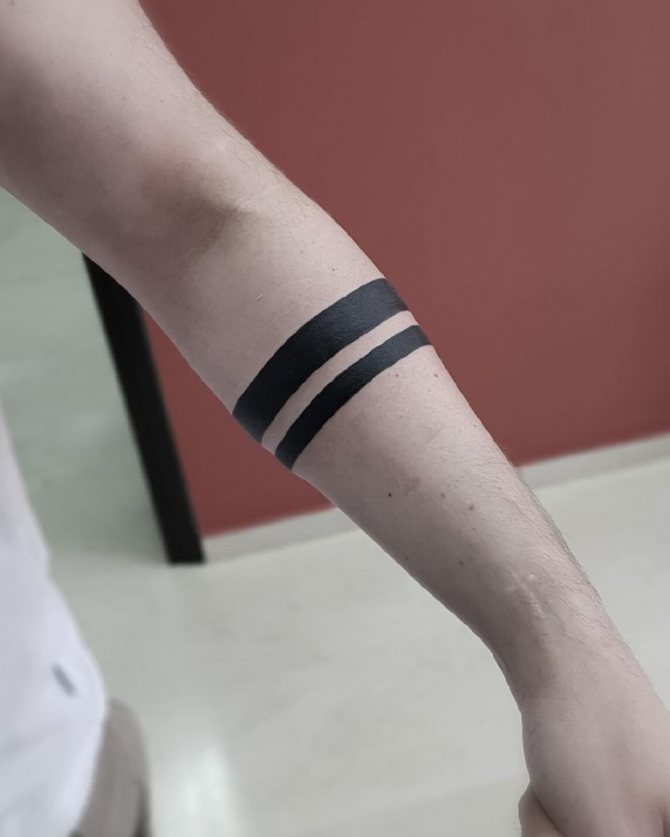 signification du tatouage des rayures autour de la main