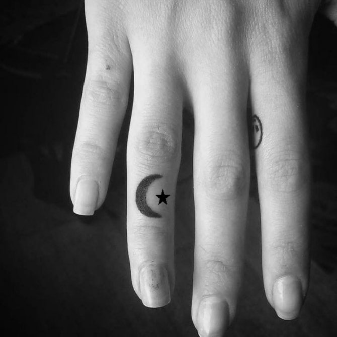tatouage de croissant de lune et d'étoile