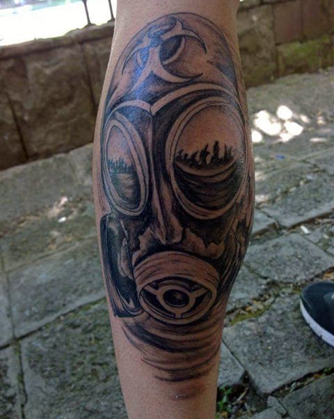 Tatouage d'un masque à gaz sur les jambes