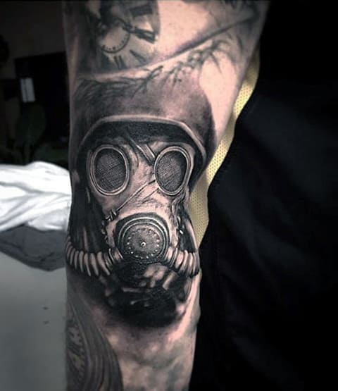 Tatouage de masque à gaz sur la main