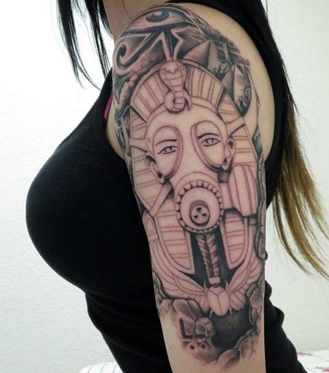 Tatouage d'un masque à gaz sur une fille