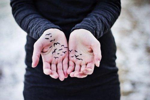 Tatouage d'oiseaux à la main pour les filles