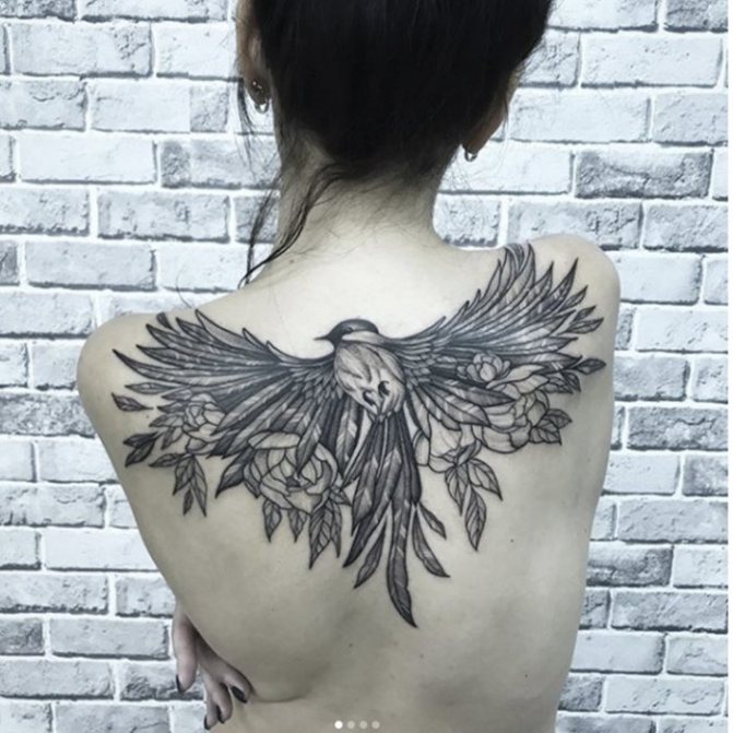 Tatouer un oiseau avec des ailes sur son dos