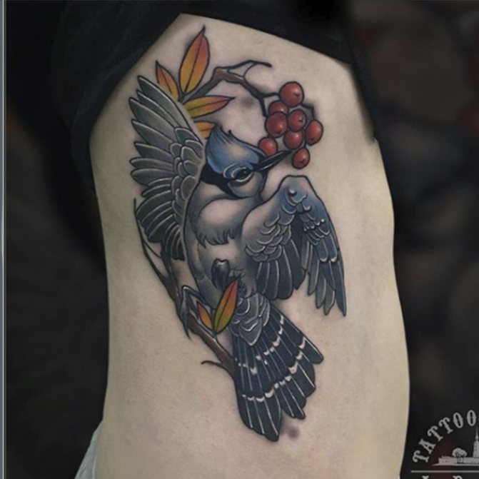 tatouage d'un oiseau avec des baies