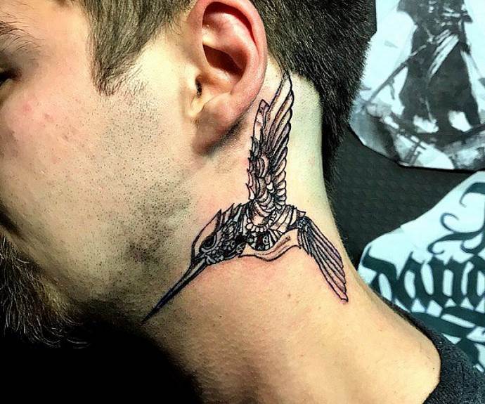 Tatouage d'un oiseau sur le cou d'un homme