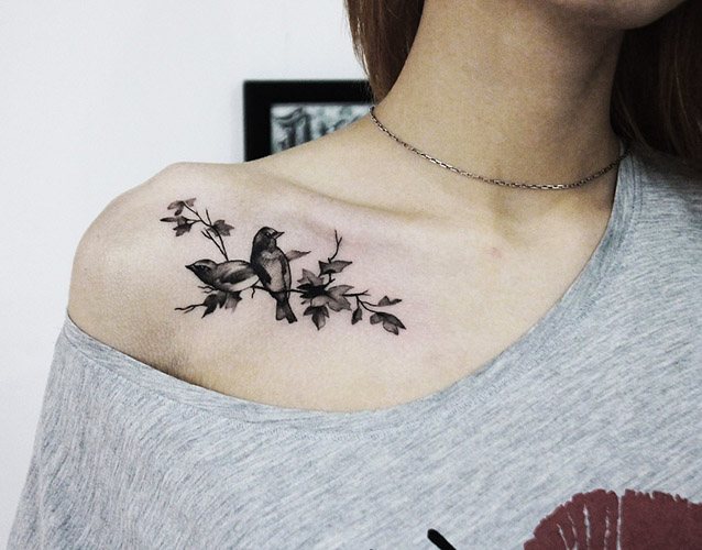 Tatouage d'oiseaux sur la clavicule. Photos, sens, croquis