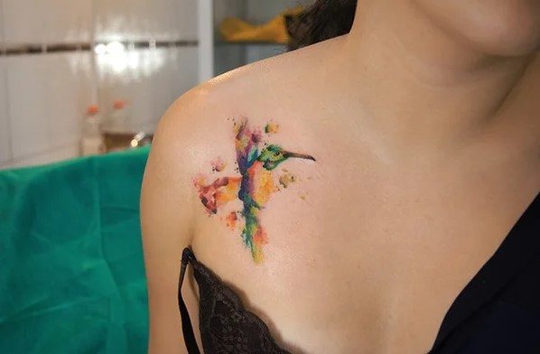 Tatouage d'oiseaux sur la clavicule. Image, signification, croquis