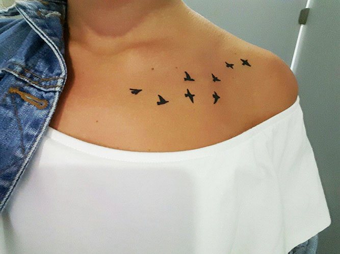 Tatouage d'oiseaux sur la clavicule. Photos, sens, croquis