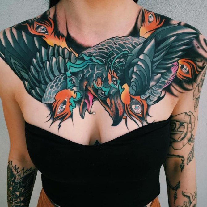 tatouage d'oiseau sur la poitrine
