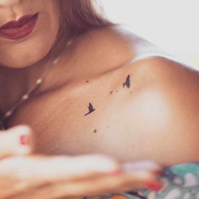Tatouage d'un oiseau sur la clavicule
