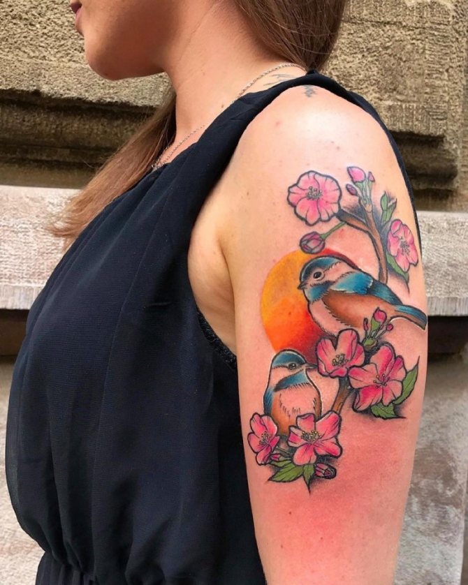 Tatouage d'oiseau sur les épaules d'une femme