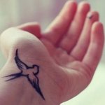 Signification du tatouage d'oiseaux sur le poignet