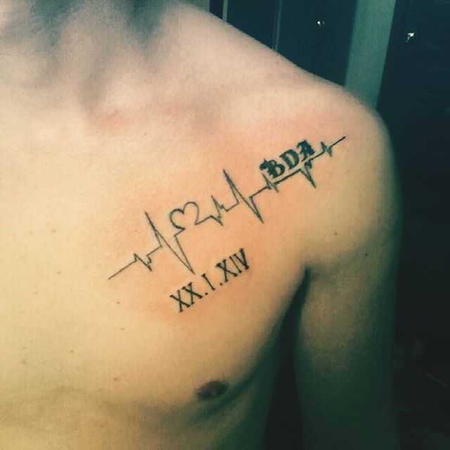 Tatouage du pouls sur la poitrine