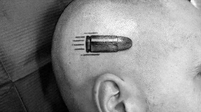 tatouage d'une balle sur la tête