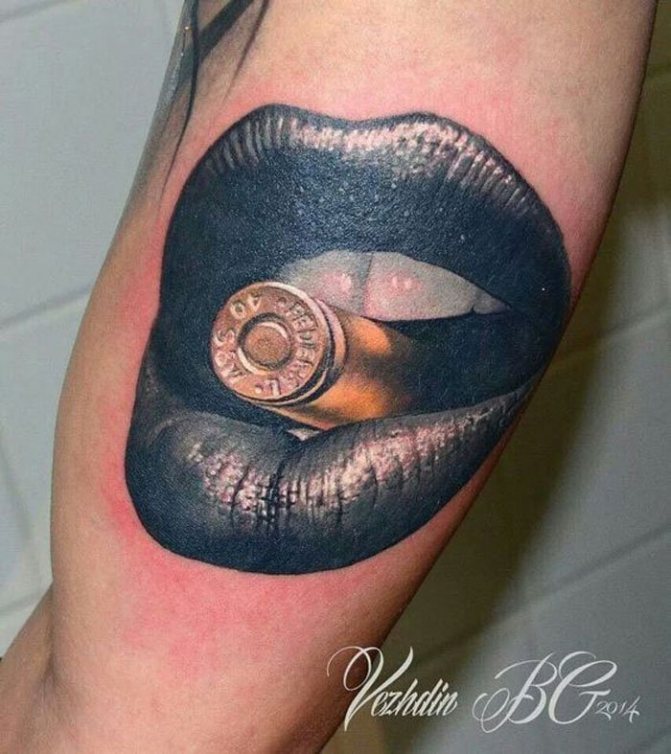 tatouage d'une balle dans des lèvres noires