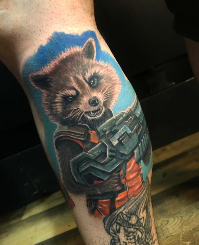 Tatouage de fusées sur les mollets