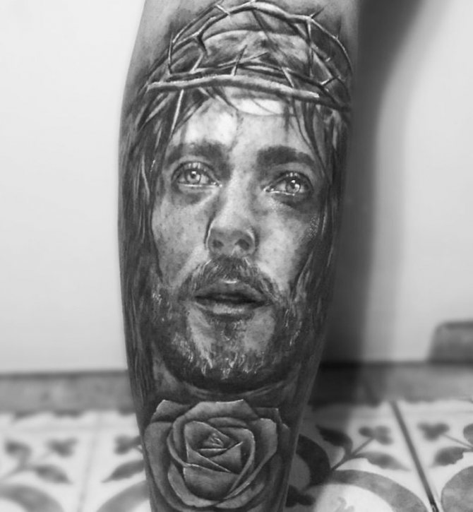 tatouage de crucifixion sur le bras