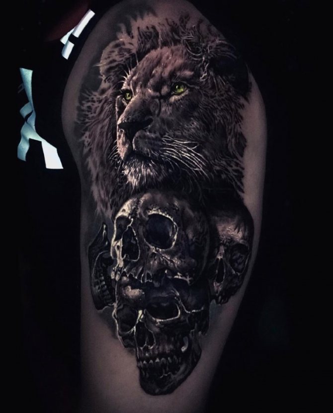 tatouage réaliste en noir et blanc